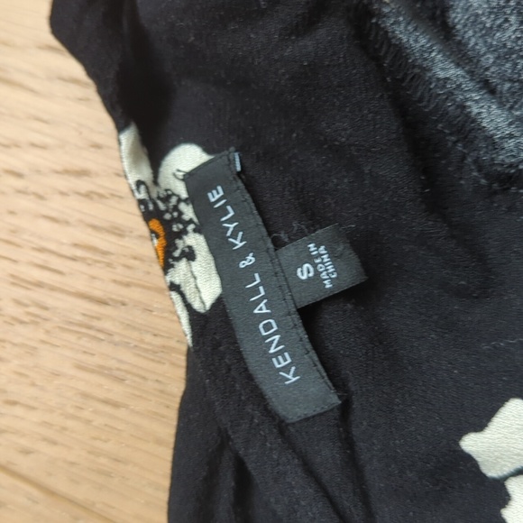 Kendall and Kylie Open Back Top Size S - Picture 5 of 5